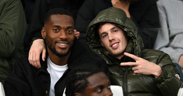 Tosin Adarabioyo a Cole Palmer z Chelsea sa odfotili pred zápasom Premier League medzi Chelsea a Liverpoolom na Stamford Bridge 4. októbra 2025 v Londýne v Anglicku.