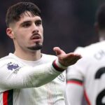 Pedro Neto dal bozk do davu po otvorení skóre Chelsea proti Burnley na Turf Moor