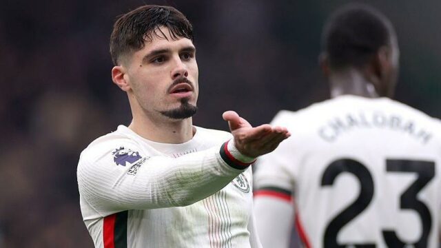 Pedro Neto dal bozk do davu po otvorení skóre Chelsea proti Burnley na Turf Moor