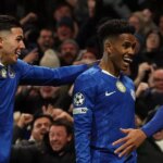 Estevao oslavuje s hráčmi Chelsea