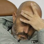 Enzo Maresca s ľavou rukou na čele