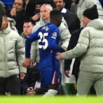 Chelsea udrela červenou kartou počas súboja Arsenalu po neuváženej výzve VAR