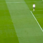 Hviezda Chelsea Trevoh Chalobah sa dotkol lopty rukou.