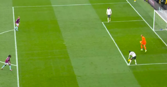 Hviezda Chelsea Trevoh Chalobah sa dotkol lopty rukou.