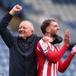 Chris Wilder a Patrick Bamford ukázali, že zakopali vojnovú sekeru, keď tancovali na ironickú verziu x-hodnoteného chorálu