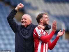 Chris Wilder a Patrick Bamford veselo zakopali vojnovú sekeru, keď tancovali na TÝM uštipačným chorálom o šéfovi Sheffieldu United po stredajšom víťazstve v derby Steel City nad súpermi. Chris Wilder a Patrick Bamford ukázali, že zakopali vojnovú sekeru, keď tancovali na ironickú verziu x-hodnoteného chorálu