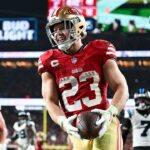 Christian McCaffrey vedie v pondelok večer 49ers okolo bývalého tímu Panthers