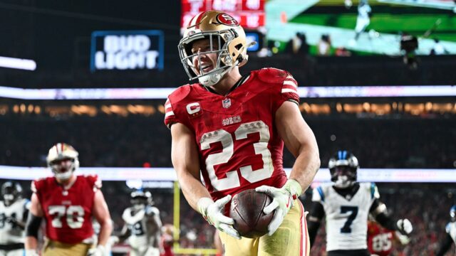 Christian McCaffrey vedie v pondelok večer 49ers okolo bývalého tímu Panthers
