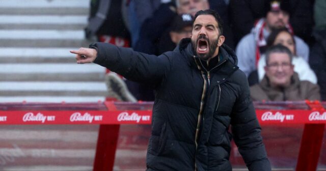 Cieľ Man Utd dáva jasne najavo pocity, keď Ruben Amorim Ruben Amorim, manažér Manchestru United na postrannej čiare počas zápasu Premier League medzi Nottingham Forest a Manchester United na City Ground 1. novembra 2025 v Nottinghame v Anglicku