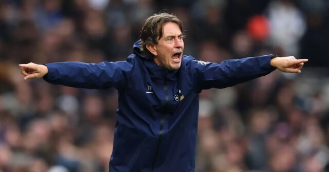 Čím trpí Tottenham pred návštevou Man Utd Thomas Frank, manažér Tottenham Hotspur počas zápasu Premier League medzi Tottenham Hotspur a Aston Villa na štadióne Tottenham Hotspur 19. októbra 2025 v Londýne, Anglicko