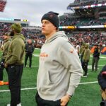 Joe Burrow stojí na ihrisku v Cincinnati po prehre Bengals' Week 9 s Bears