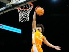 Číslo 17 Tennessee porazilo číslo 3 Houston, zlepšilo sa na 2:0 v ére hráčov Basketbal NCAA: Championships Era Championships-Tennessee v Houstone