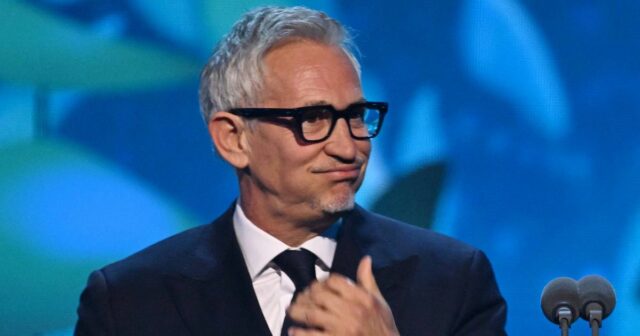 Gary Lineker sa pozerá na oblek a okuliare