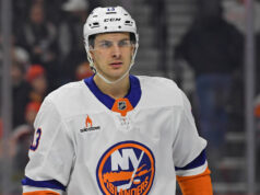 Člen Capitals si vytiahol vtipný žart na Mathewa Barzala po zdravom debakli poškrabaní za zmeškaný autobus na ranné korčuľovanie Člen Capitals si vytiahol vtipný žart na Mathewa Barzala po zdravom debakli poškrabaní za zmeškaný autobus na ranné korčuľovanie