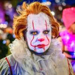 (LR) Blake Cameron James, Clara Stack, Amanda Christine, Matilda Lawler a Arian S. Cartaya vystúpia na pódiu v TV Sidebar, ktorý predstavuje premietanie filmu Deadline "IT: Vitajte v Derry" Q/A (obrázok cez Getty)