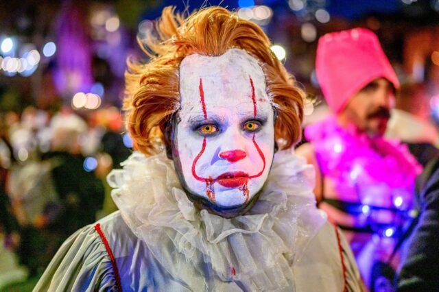 Čo je Galloo a ako je spojené s Derry? (LR) Blake Cameron James, Clara Stack, Amanda Christine, Matilda Lawler a Arian S. Cartaya vystúpia na pódiu v TV Sidebar, ktorý predstavuje premietanie filmu Deadline "IT: Vitajte v Derry" Q/A (obrázok cez Getty)