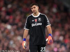 Čo povedal Emi Martinez priateľom pred zápasmi v Aston Ville – a dve hviezdy v ohrození Anglicka dúfajú z úplne iných dôvodov: IAN LADYMAN na My Premier League Weekend Emiliano Martinez vyzerá nespokojne, odkedy sa pokazil jeho vysnívaný prestup do Man United