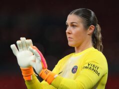 Čo povedal šéf Man United Mary Earpsovej po vypískaní pri jej návrate po ságe Hannah Hampton Mary Earps počas zápasu fázy Ligy majstrov UEFA žien 2025/26 medzi Manchester United Women a Paris Saint-Germain na Old Trafford.