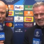 Arne Slot sa rozpráva s Jamiem Carragherom