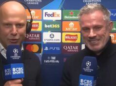 Čo si Arne Slot myslí o Conorovi Bradleym po skandovaní Anfield v predstavení Realu Madrid Arne Slot sa rozpráva s Jamiem Carragherom