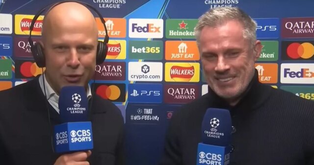 Čo si Arne Slot myslí o Conorovi Bradleym po skandovaní Arne Slot sa rozpráva s Jamiem Carragherom