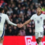 Reece James a Jude Bellingham sa objímajú