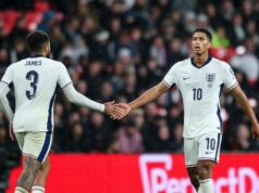 Čo urobil Reece James Jude Bellinghamovi ako Enzo Maresca, pozorne sleduje hviezdu Chelsea Reece James a Jude Bellingham sa objímajú