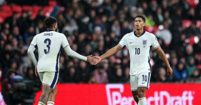 Čo urobil Reece James Jude Bellinghamovi ako Enzo Maresca, pozorne Reece James a Jude Bellingham sa objímajú