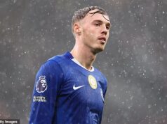 Cole Palmer utrpel „neskutočnú nehodu“, kvôli ktorej si zlomil kosť, čo ho vyradilo z veľkých zápasov Chelsea proti Burnley, Barcelone a Arsenalu. Cole Palmer utrpel doma strašnú nehodu, pri ktorej si zlomil palec na nohe