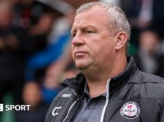 Colin Caton: Bývalý šéf Bala preberá funkciu manažéra Ruthin Colin Caton watches a game from the sidelines
