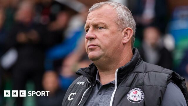 Colin Caton: Bývalý šéf Bala preberá funkciu manažéra Ruthin Colin Caton watches a game from the sidelines