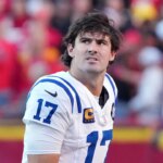 Colts' Daniel Jones hrá cez zlomenú fibulu: správa