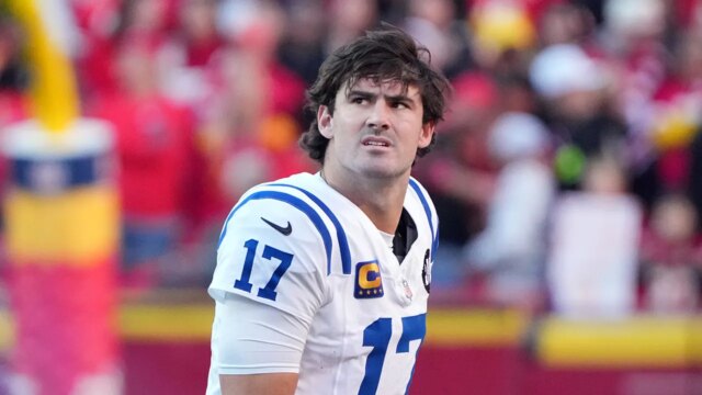 Colts' Daniel Jones hrá cez zlomenú fibulu: správa
