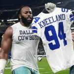 Líniak Dallas Cowboys Osa Odighizuwa drží dres Marshawn Kneeland s číslom 94