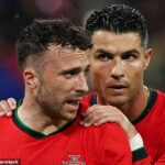 Cristiano Ronaldo prezradil, prečo sa rozhodol nezúčastniť na pohrebe Dioga Jotu (vľavo)