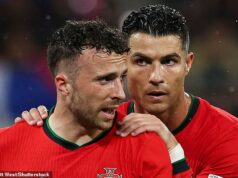 Cristiano Ronaldo obhajuje preskočenie pohrebu spoluhráča Dioga Jotu kvôli dovolenke na jachte po tom, čo sa zaviazal, že po smrti svojho otca už nikdy nevstúpi na cintorín a že z neho neurobí „cirkus“ Cristiano Ronaldo prezradil, prečo sa rozhodol nezúčastniť na pohrebe Dioga Jotu (vľavo)