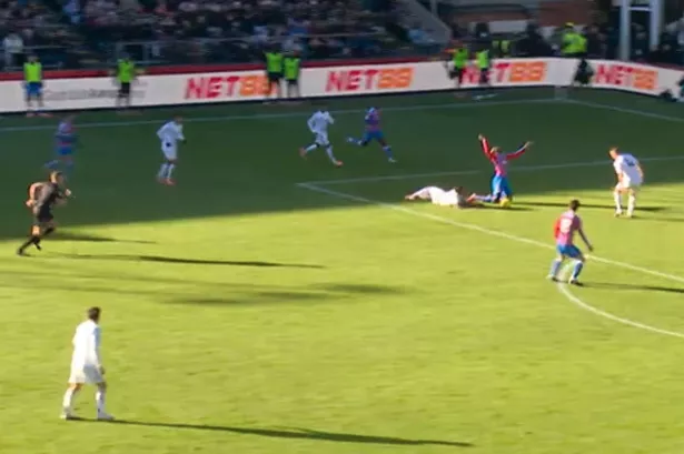 Crystal Palace nútený opakovať penaltu kvôli rozhodnutiu VAR po „nemotornom“ Crystal Palace nútený opakovať penaltu kvôli rozhodnutiu VAR po „nemotornom“ faule Man Utd