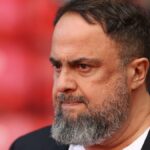 Crystal Palace obvinili po tom, čo fanúšikovia zaútočili na majiteľa lesa Marinakisa provokatívnym transparentom