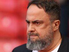 Crystal Palace obvinili po tom, čo fanúšikovia zaútočili na majiteľa lesa Marinakisa provokatívnym transparentom Crystal Palace obvinili po tom, čo fanúšikovia zaútočili na majiteľa lesa Marinakisa provokatívnym transparentom