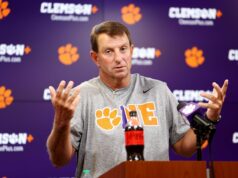 Dabo Swinney sa napriek veľkým stratám odmieta vzdať so svojou odvážnou poznámkou o národnom šampionáte logo pochodového šialenstva