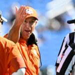 Dabo Swinney z Clemsonu je stále naštvaný na univerzitný futbalový úrad