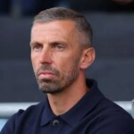 WOLVERHAMPTON, ANGLICKO - 27. apríla: Gary O'Neil, manažér Wolverhamptonu Wanderers, hovorí s Robom Edwardsom, manažérom Luton Town, pred zápasom Premier League medzi Wolverhampton Wanderers a Luton Town v Molineux 27. apríla 2024 v anglickom Wolverhamptone. (Foto Jack Thomas - WWFC/Wolves cez Getty Images)