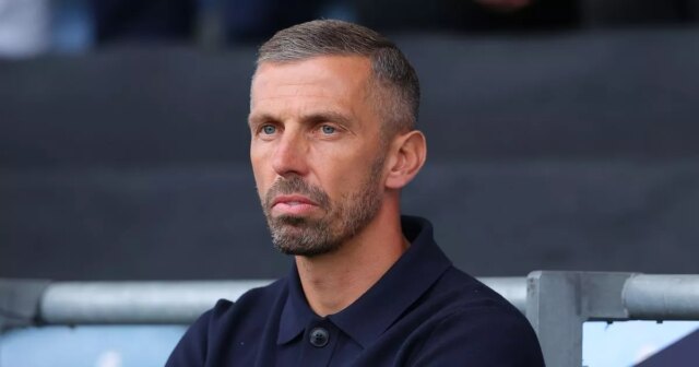 WOLVERHAMPTON, ANGLICKO - 27. apríla: Gary O'Neil, manažér Wolverhamptonu Wanderers, hovorí s Robom Edwardsom, manažérom Luton Town, pred zápasom Premier League medzi Wolverhampton Wanderers a Luton Town v Molineux 27. apríla 2024 v anglickom Wolverhamptone. (Foto Jack Thomas - WWFC/Wolves cez Getty Images)