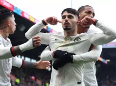 Ďalších päť zápasov Chelsea v Premier League v porovnaní s Arsenalom a Man City v boji o titul Pedro Neto oslavuje.