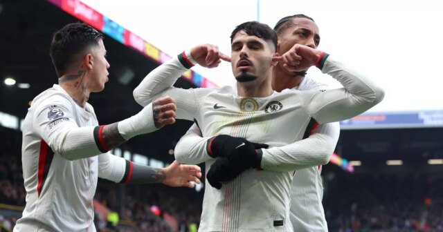 Ďalších päť zápasov Chelsea v Premier League v porovnaní s Pedro Neto oslavuje.