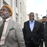 49-ročný Jones, ktorý sa objavil po boku právnika Kennetha Montgomeryho, pokojne kráčal okolo novinárov, ktorí sa v stredu zhromaždili v centre Brooklynu na dvoch samostatných pojednávaniach.