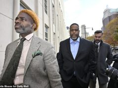 Damon Jones prichádza na súd pre obvinenie z hazardných hier NBA, keďže vyšetrovanie údajného mafiánskeho ringu pokračuje 49-ročný Jones, ktorý sa objavil po boku právnika Kennetha Montgomeryho, pokojne kráčal okolo novinárov, ktorí sa v stredu zhromaždili v centre Brooklynu na dvoch samostatných pojednávaniach.