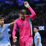 Gianluigi Donnarumma dostal pokyn, aby spadol od Rubena Diasa (vľavo)