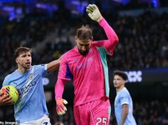 Daniel Farke obviňuje Man City z FAKINGU zranení a odhaľuje, čo mu povedal bezmocný štvrtý úradník, keď nahnevaný manažér Leedsu nalieha na futbalových šéfov, aby zmenili pravidlá Gianluigi Donnarumma dostal pokyn, aby spadol od Rubena Diasa (vľavo)