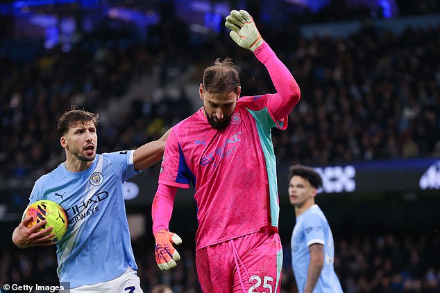 Daniel Farke obviňuje Man City z FAKINGU zranení a odhaľuje, Gianluigi Donnarumma dostal pokyn, aby spadol od Rubena Diasa (vľavo)